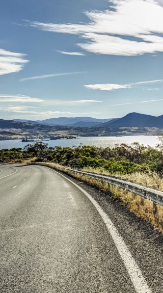 Lake Jindabyne in Kosciuszko National Park - Snowy Mountains